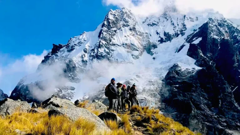 Grupo de excursionistas caminando por el sendero Salkantay en los Andes peruanos.