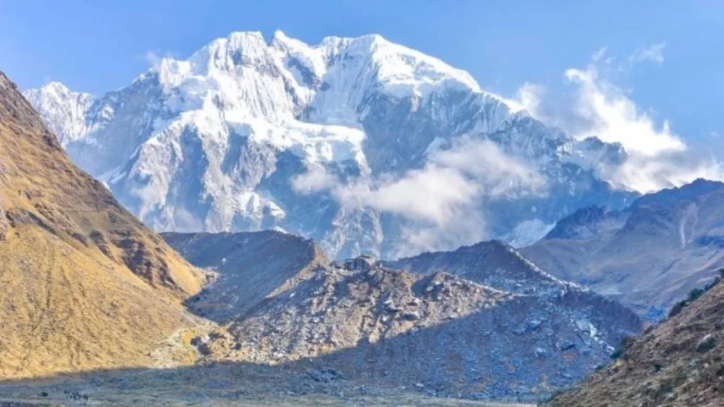 Vista panorámica del Nevado Salkantay en la ruta de trekking a Machu Picchu.
