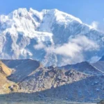 Vista panorámica del Nevado Salkantay en la ruta de trekking a Machu Picchu.