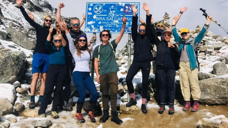 Viajeros celebrando en el punto más alto del Salkantay Trek (4630 msnm).