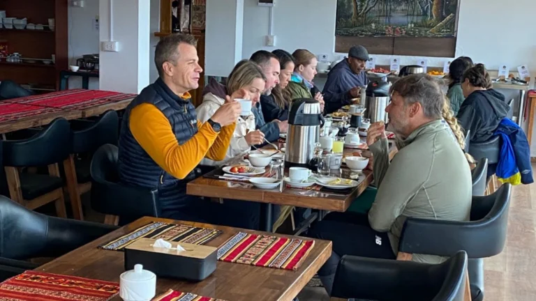 Desayuno energético local en Mollepata antes de iniciar la caminata.